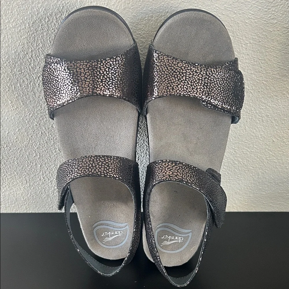 Dansko Sonnet Shimmer Black/Bronze Sandal Size 40 - Picture 1 of 5